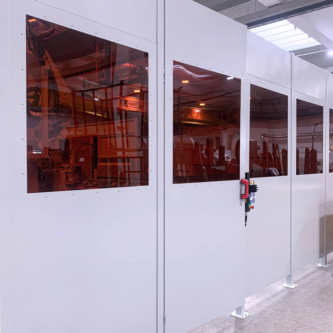 Foto di Protezione Perimetrale con pannellatura FullSteel e oblò di visibilità per l'ispezione dei processi industriali