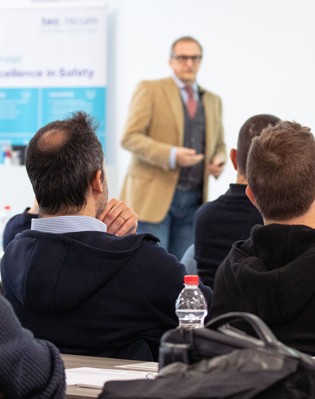 Foto dei partecipanti alla Formazione tecnica sulla Sicurezza Macchine con l'ing. Paolo De Benedetto in secondo piano