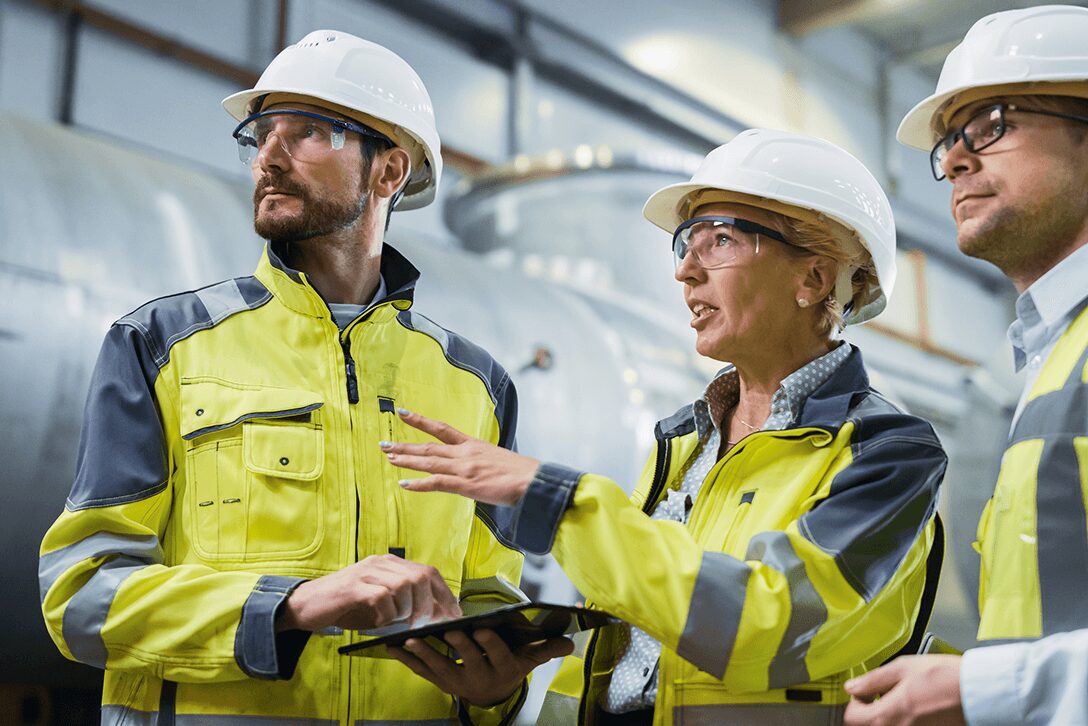 Squadra di Responsabili qualificati intenti a pianificare una Valutazione del Rischio in un contesto industriale