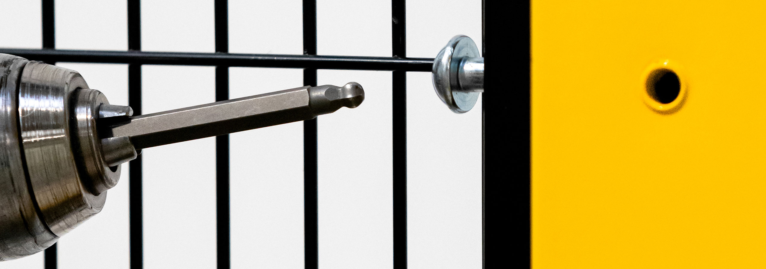 Primo piano di avvitatore con inserto dedicato mentre fissa la nuova Vite BHC di Satech, progettata per fornire Ergonomia e praticità