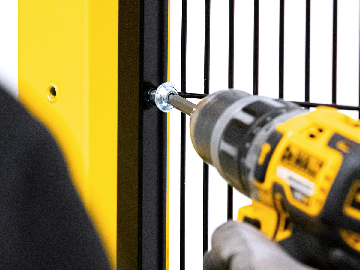 Operatore intento ad avvitare la nuova Vite Button Head Cap (BHC) di Satech a brugola