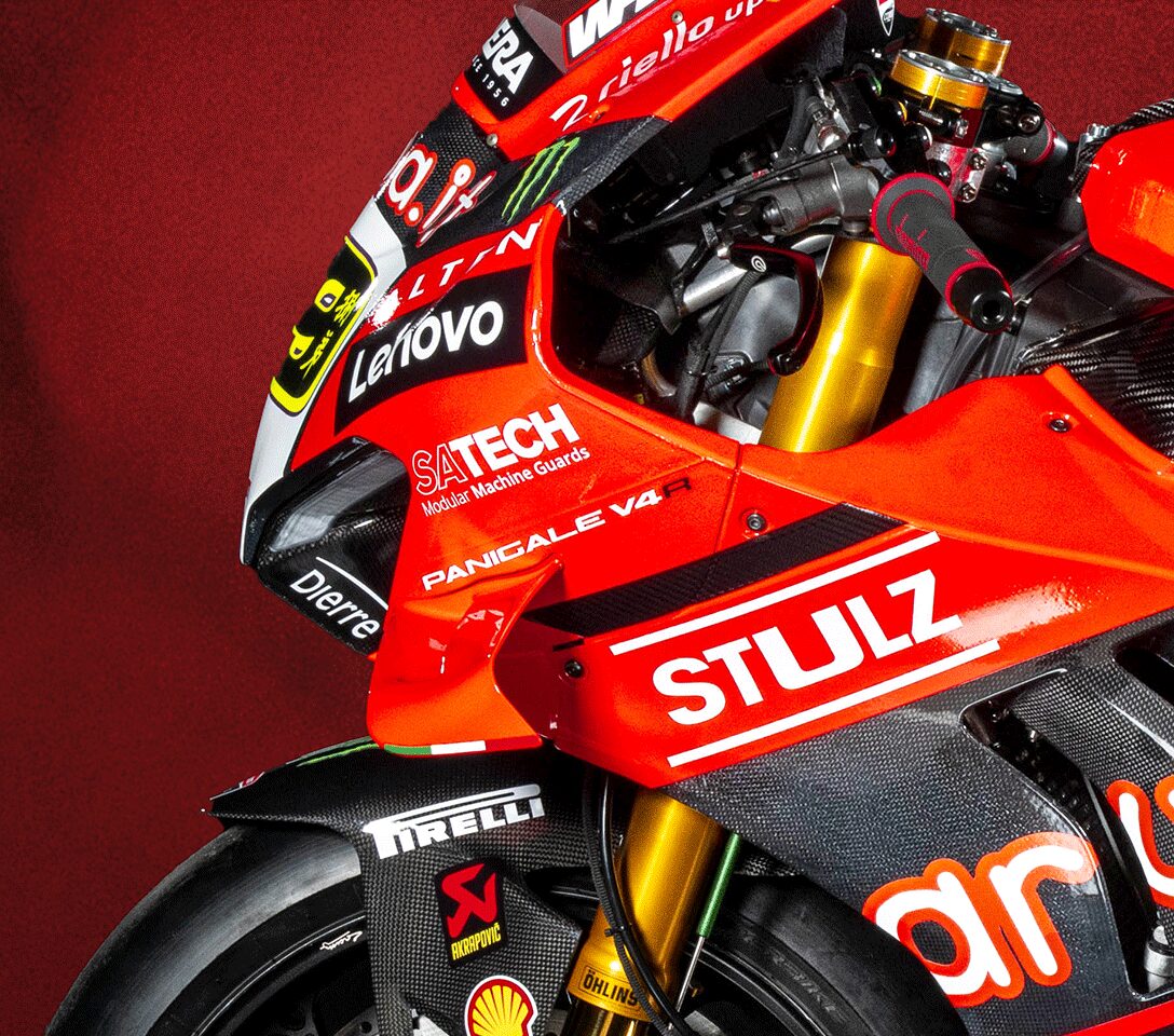 Foto di profilo della moto Ducati Panigale V4R con logo di Satech, il primo produttore italiano di Protezioni Perimetrali