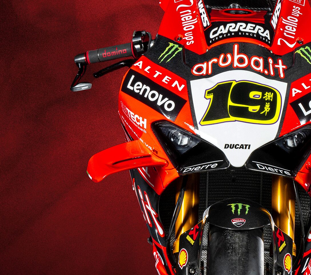 Scatto frontale della moto Ducati Panigale V4R con logo di Satech, il primo produttore italiano di Protezioni Perimetrali
