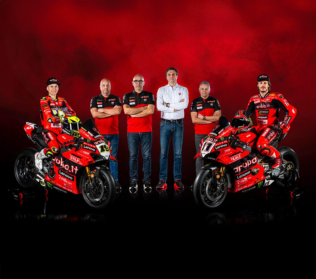 Foto del Team Aruba.it Ducati Racing al completo: piloti e manager tecnici